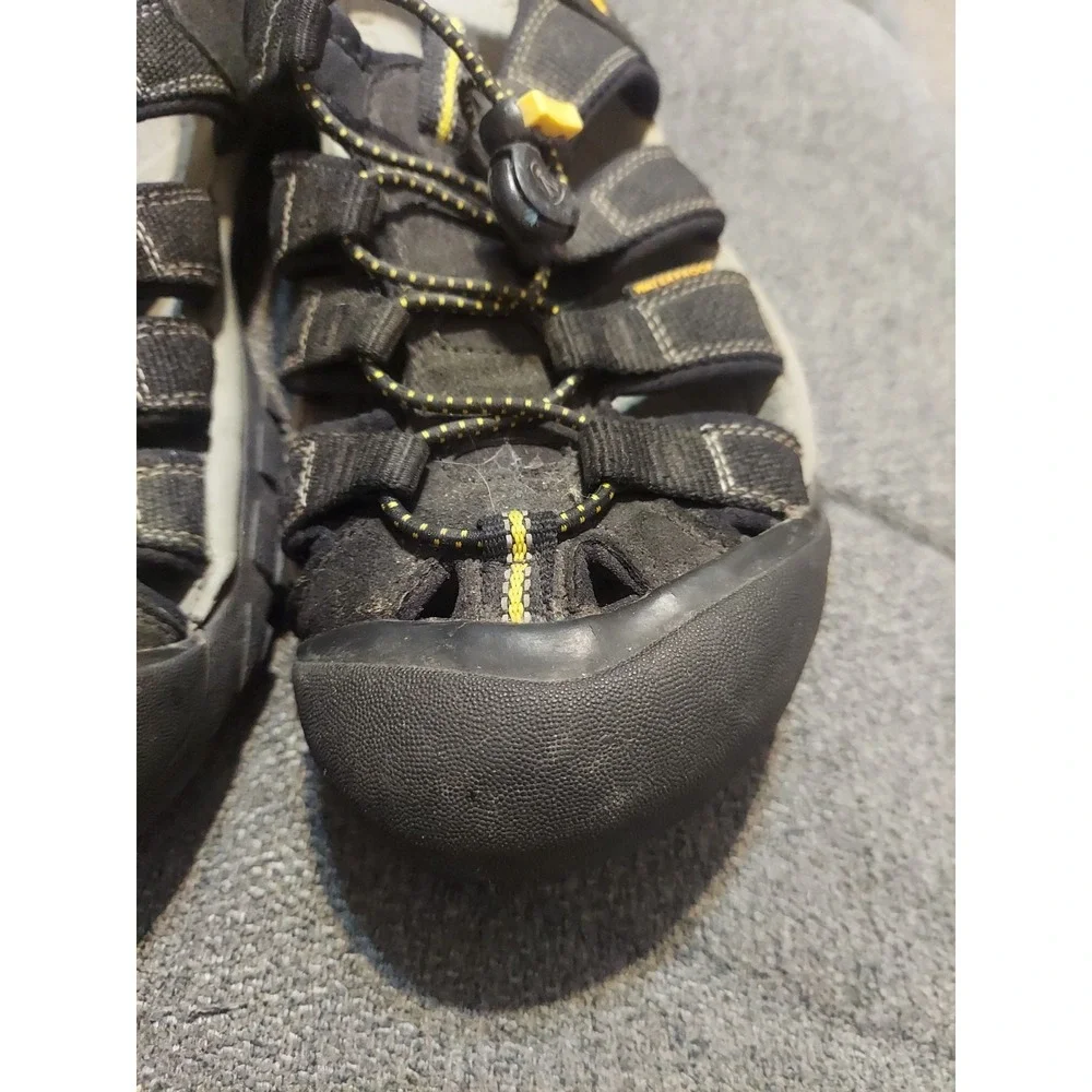 KEEN Newport H2 Mens 8.5 Black Sandals Closed Toe Summer Waterproof Sport Hike